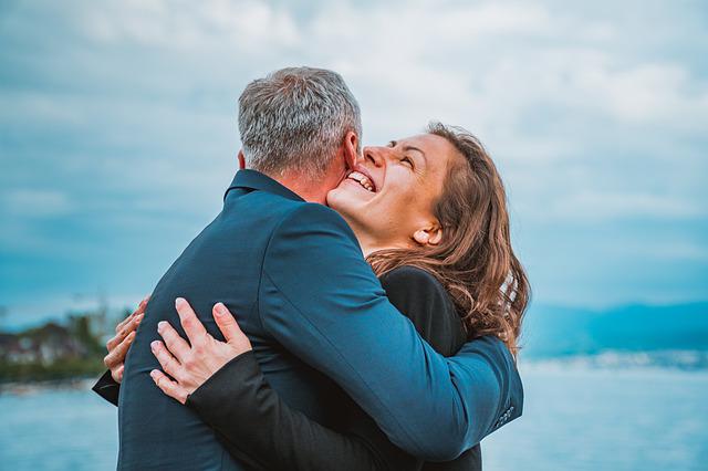 l'amour dans la relation, trouver l'amour, William Berton langes des couleurs Les couleurs La Roche Bernard, Marie Laure Percot organise la présence de william Berton somatothérapie massage mieux-etre Sentir par le corps 
